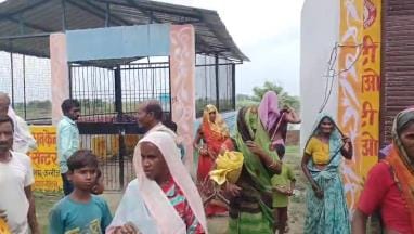 Villagers protest against giving slips instead of ration after getting thumb impression