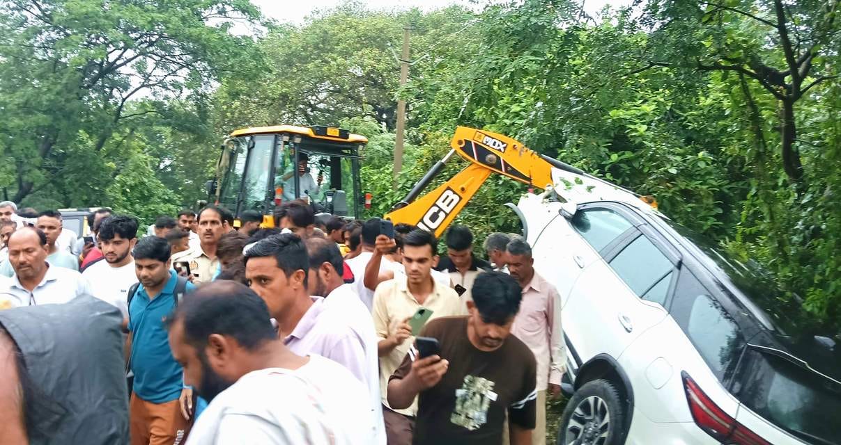 Car collided with Nilgai and crushed the bike, father and son died