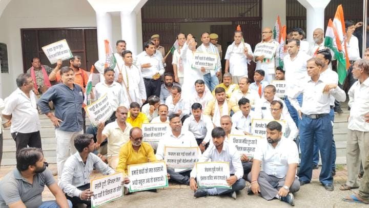 Congressmen demonstrated at the District Magistrate's office