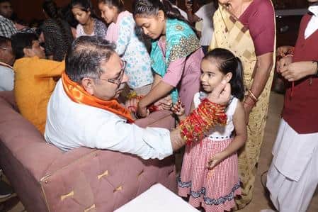 डूंगरपुर में सतीश पूनिया को रक्षा सूत्र बांधतीं महिलाएं।