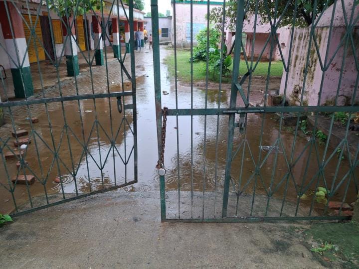 Rain water filled in the school of Fatehpur, the roof is also leaking
