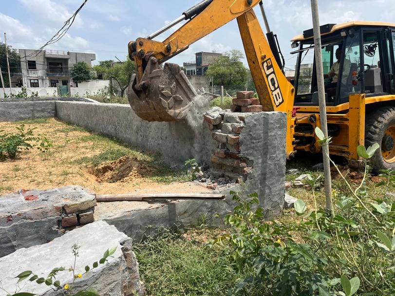 Bulldozer runs on illegal colony built on five acres of Waqf Board