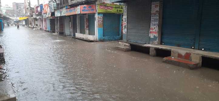 Life affected due to rain, two kutcha houses collapsed