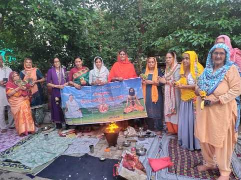 Women power organized havan and yoga in Gandhi park