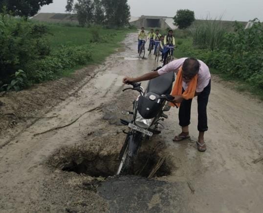 Kamlapur road damaged due to movement of dumpers, traffic difficult