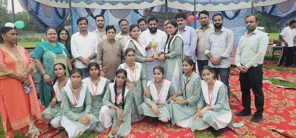 Arya Kanya Inter College first in under 17 girls category
