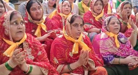 Women of Goswami community reached Giriraj Maharaj's refuge