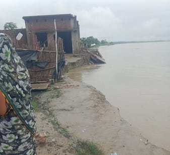 The water level has decreased, yet Sharda is flowing 13 cm above the danger mark