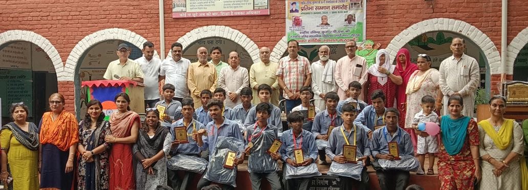 Brilliant students were honored on the birth anniversary of martyr Ravindra