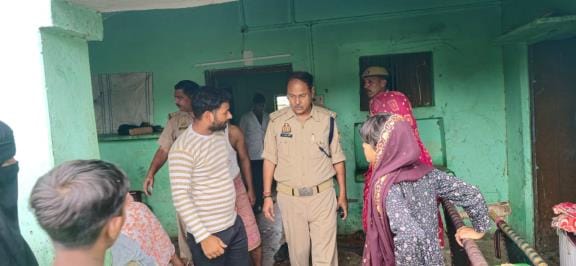 Thieves broke into the house and stole goods worth lakhs
