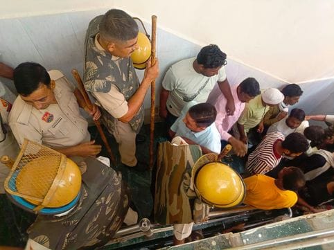 Corporation stopped salary for not taking online attendance, sweepers entered commissioner's office