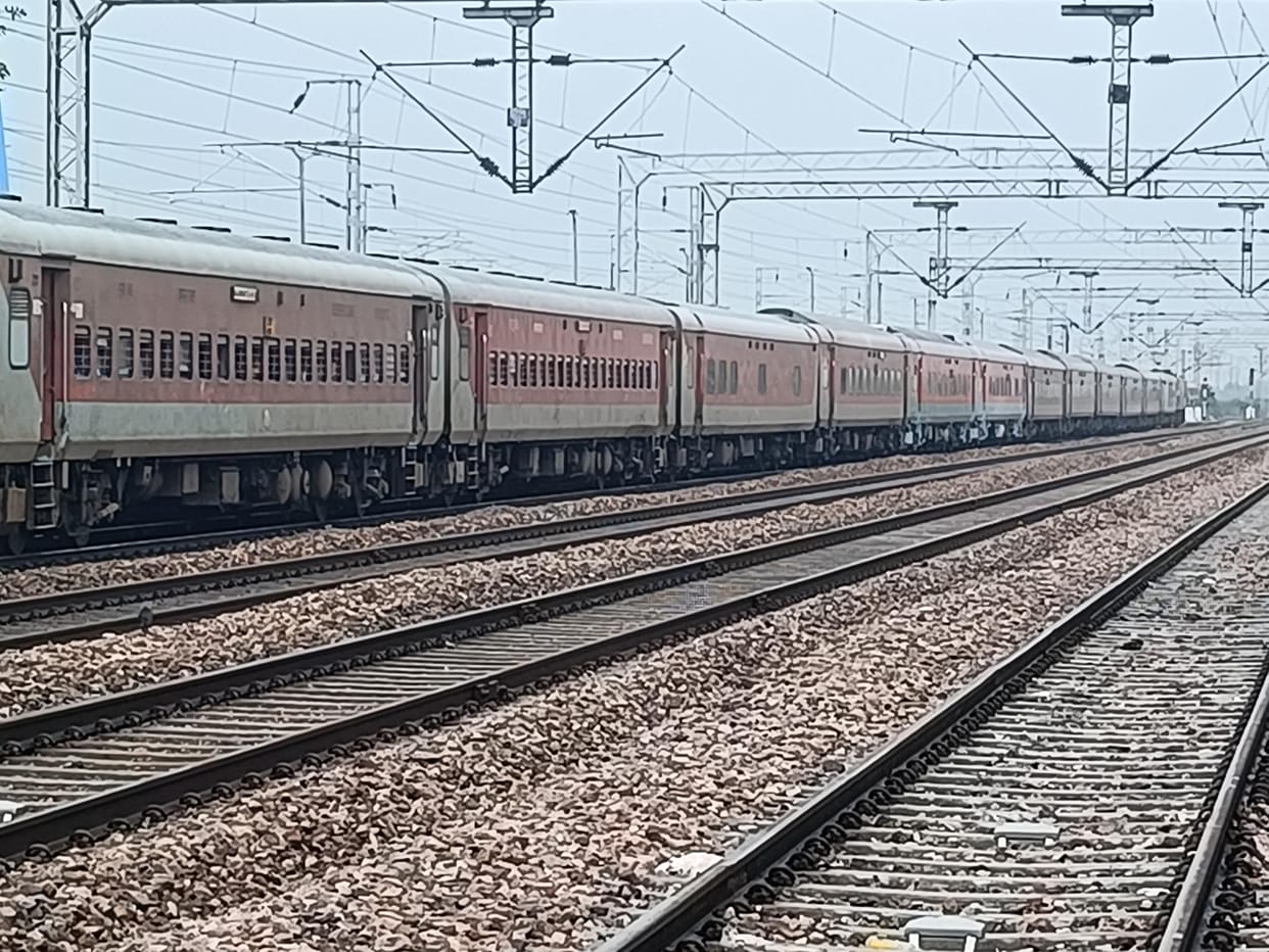 Farakka Express reached Kanchausi eight hours late