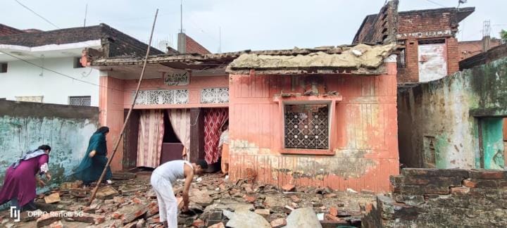 A dilapidated house collapsed in the rain, people narrowly escaped