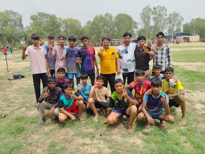 Lokesh of Government School Gudiya Kheda won gold medal in 800 meter race