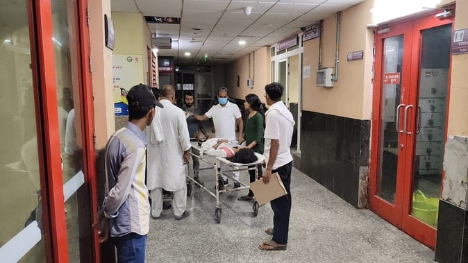 मेडिकल कॉलेज अस्पताल में भर्ती युवती। फोटो - अमर उजाला डिजिटल