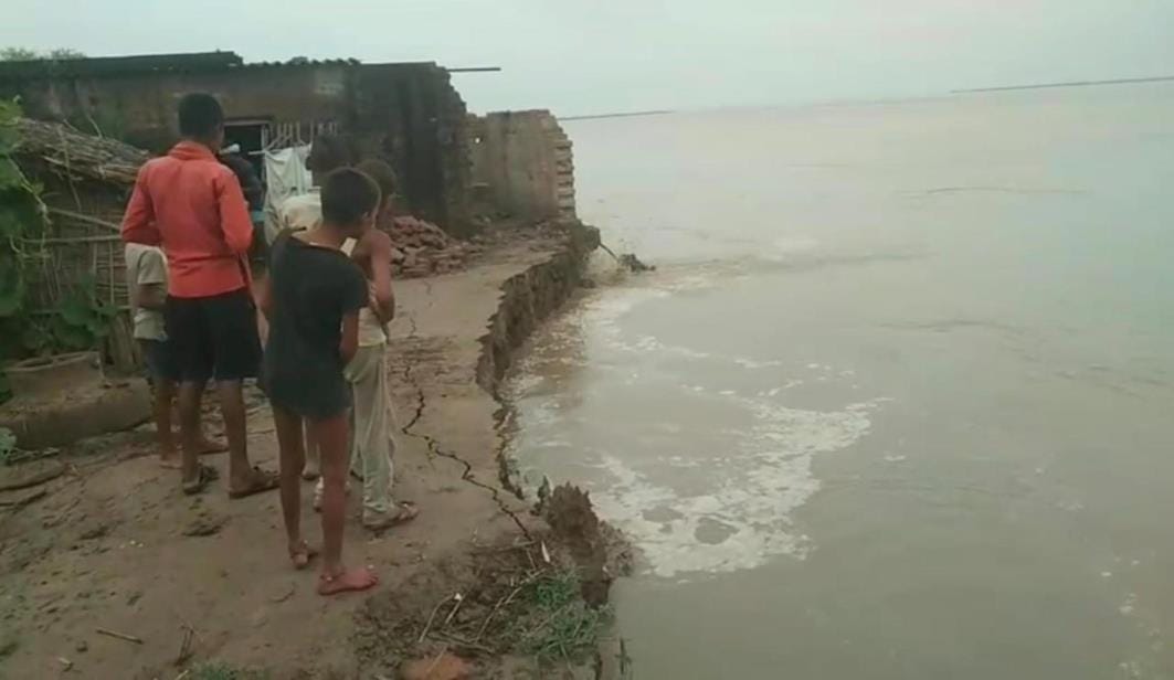 Saryu flowing above the danger mark, water entered the villages