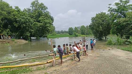 A culvert had to be built during the rainy season due to heavy water on the alternative route, traffic came to a halt