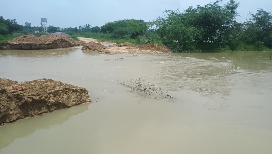 Temporary roads not repaired, three lakh people troubled