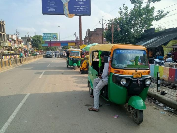 Santkabirnagar News: Vehicles are parked in no parking zone, people's problems increased