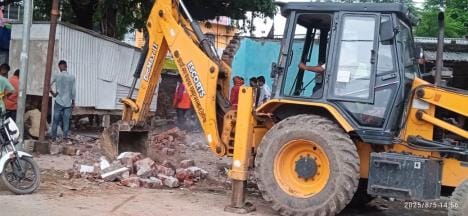Traders riot over removal of encroachment at Subhash Chowk