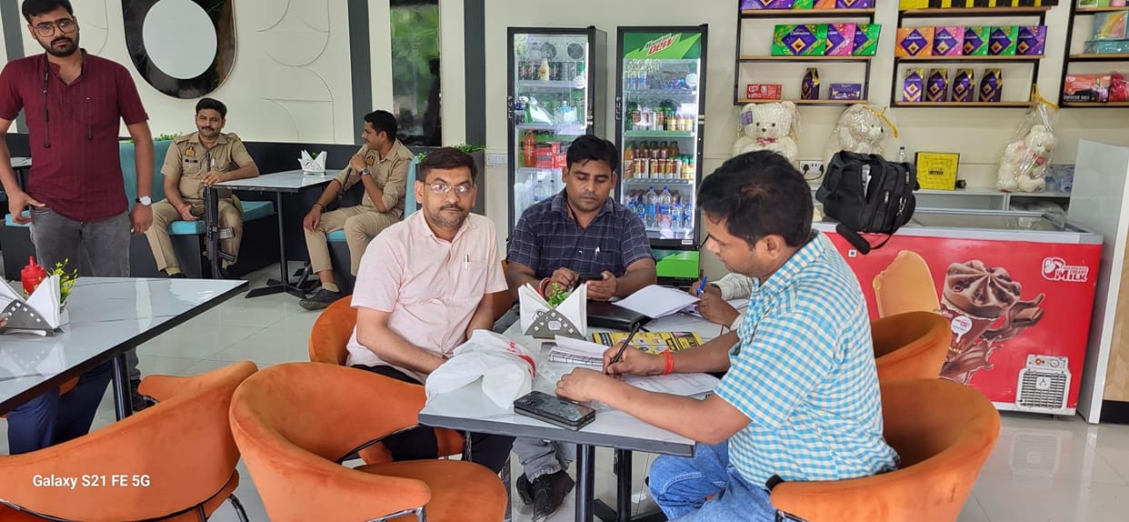 Santkabirnagar News: During investigation, filth was found in the restaurant, sample of paneer was taken