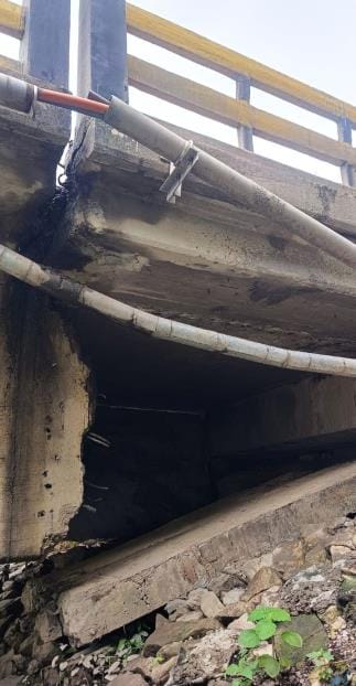 Traveling on Sai river bridge is dangerous, supporting wall also damaged