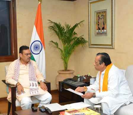 मुख्यमंत्री के साथ चर्चा करते कैबिनेट मंत्री जोराराम कुमावत।