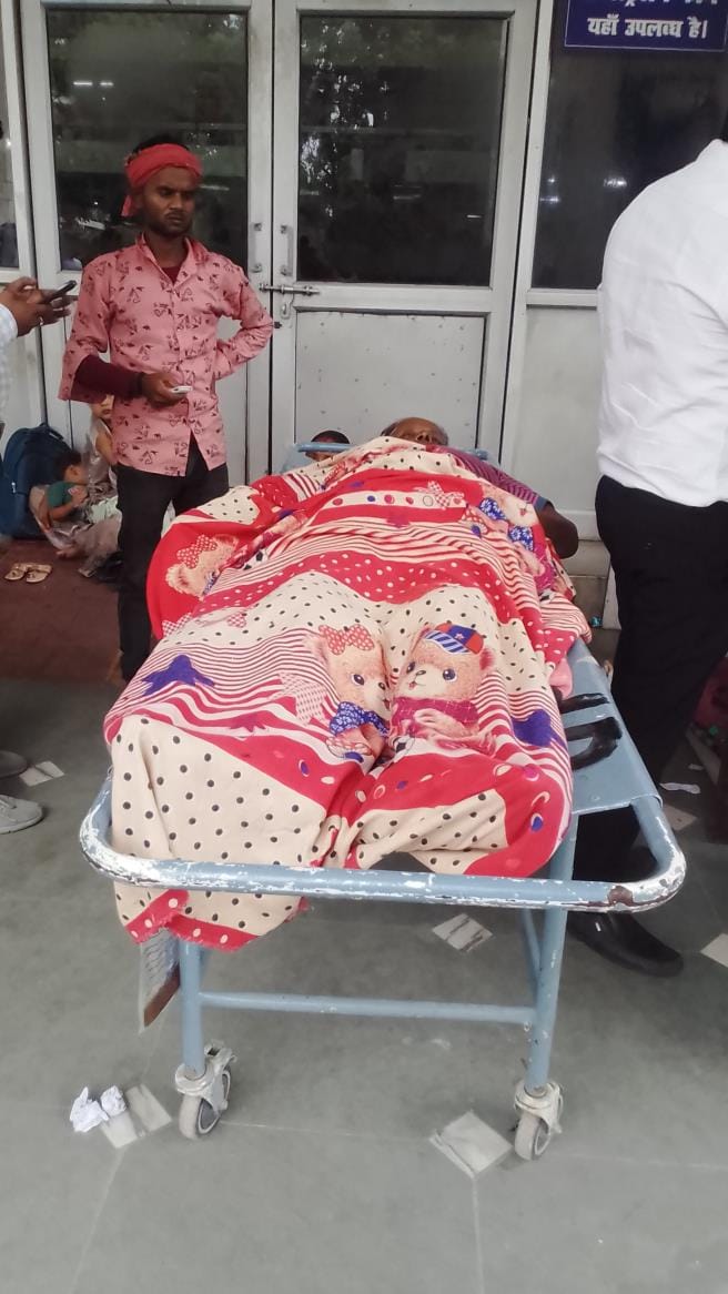 The elderly woman was taken out from the emergency, she kept suffering on the stretcher all night