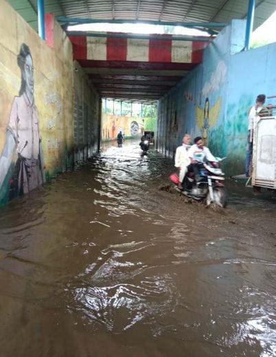 Continuous rain for seven hours, water filled in roads and houses