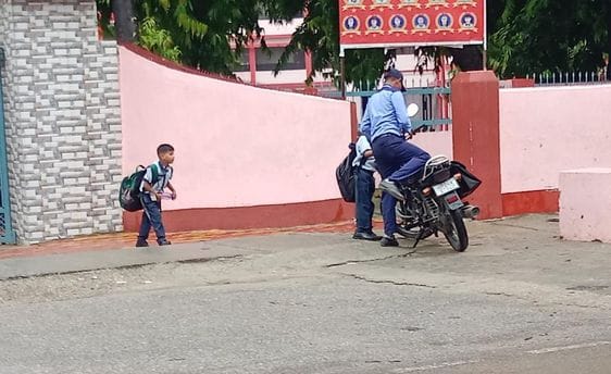 Teachers and children reached school drenched in rain, holiday order came at 7:30