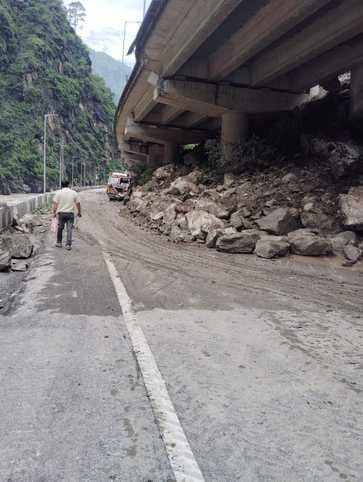 Chandigarh-Manali NH closed at many places, vehicles stuck in tunnels, how did they spend the night