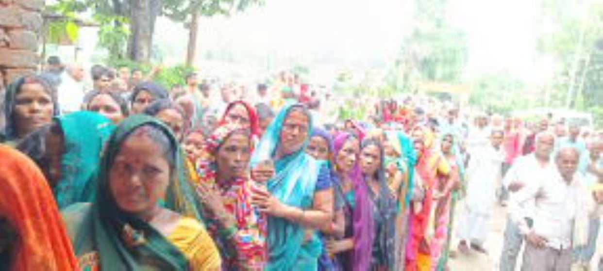 Women scuffled with each other on Dhaurahra committee