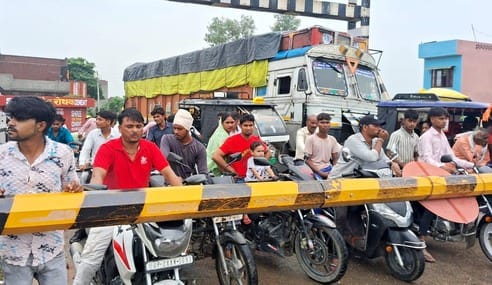 The boom of Adhauli gate got damaged due to the fight between the bulls... the trolley loaded with corn got stuck