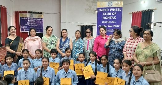 Innerwheel Club organized Rakhi making competition