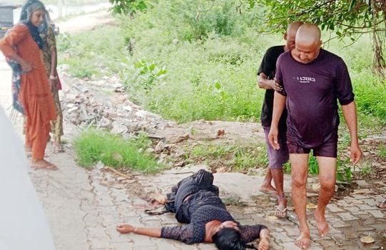 The woman jumped into the canal, two youths saved her