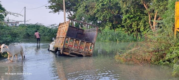 Water is up to waist level, people are escaping risking their lives