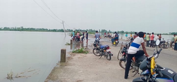 Ganga water reached Atena bridge, communication with Jata village was lost
