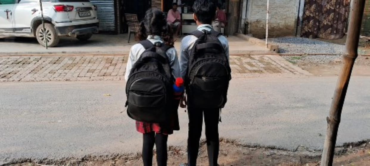 The burden of school bags on little shoulders, the weight of nursery school bag was 3.2 kg