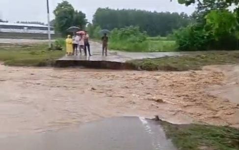 The road collapsed due to heavy rains, eight villages of the area lost connectivity