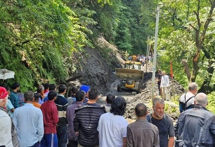 Small vehicles started running on NH-305 after thirty hours