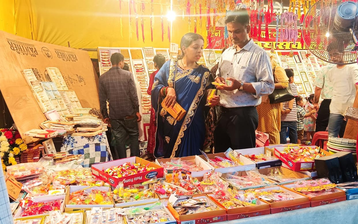 Preparations for Rakshabandhan are in full swing, Marwari Rakhis are attracting people in the market