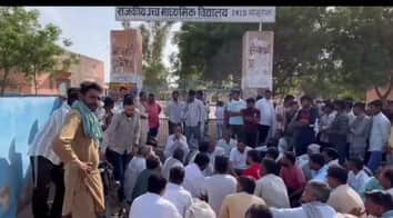 स्कूल के बाहर धरना देते अभिभावक