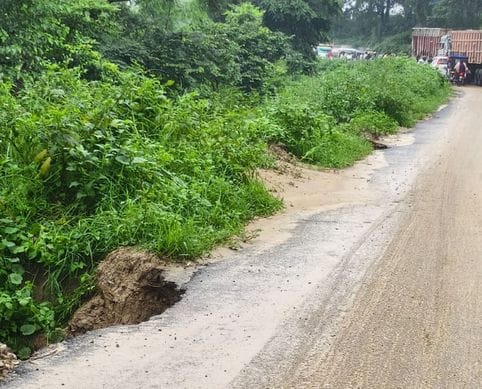 Road tracks collapsed due to rain, danger increased