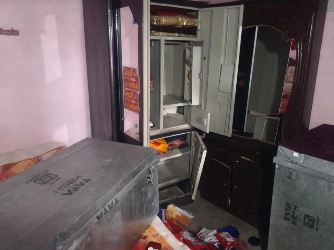 Thieves stole jewelry and cash from the house