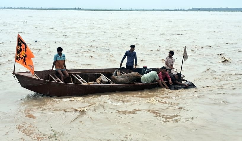 Facing the dangerous waves of Ganga for bread