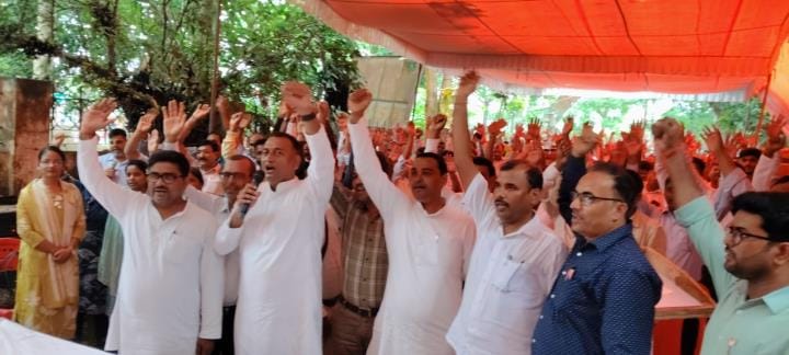 Secondary Teachers' Union staged a sit-in protest, demanding restoration of the service security clause