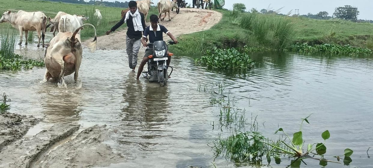 The water level of Ghaghra crossed the red mark on Dighiya drain