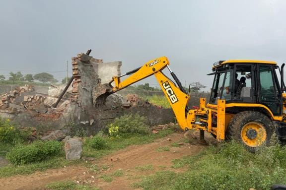 DTP ran a bulldozer in an illegal colony on Dhana Road