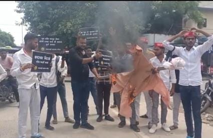 Effigy of Education Minister burnt