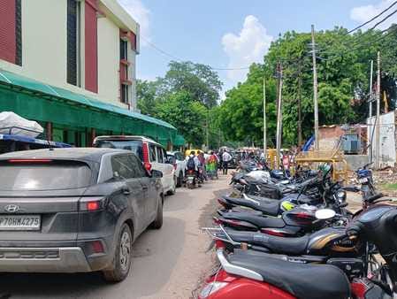 Disorganized parking is a problem in SRN hospital